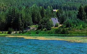 Zminica Lake House